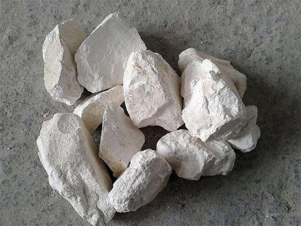 為什么要在魚塘里撒生石灰？